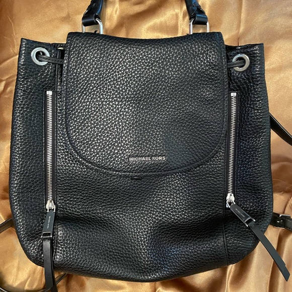 💜Like new Michael Kors backpack 💜 - Picture 8 of 9